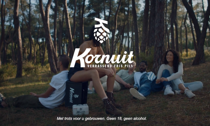 Kornuit reclame Kornuit, groep vrienden in een cirkel zittend op een krat kornuit